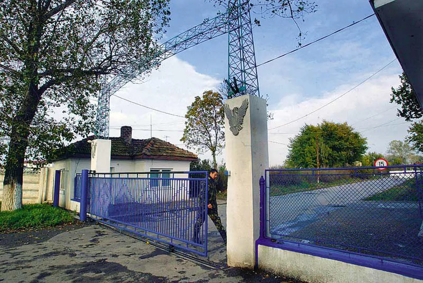 Sõdur sulgeb Rumeenias Mihhail Kogalniceanu küla lähedal asuva õhujõudude baasi nr 86 väravat. Inimõiguslaste sõnul võib just selles baasis olla üks USA Luure Keskagentuuri CIA salavangla.