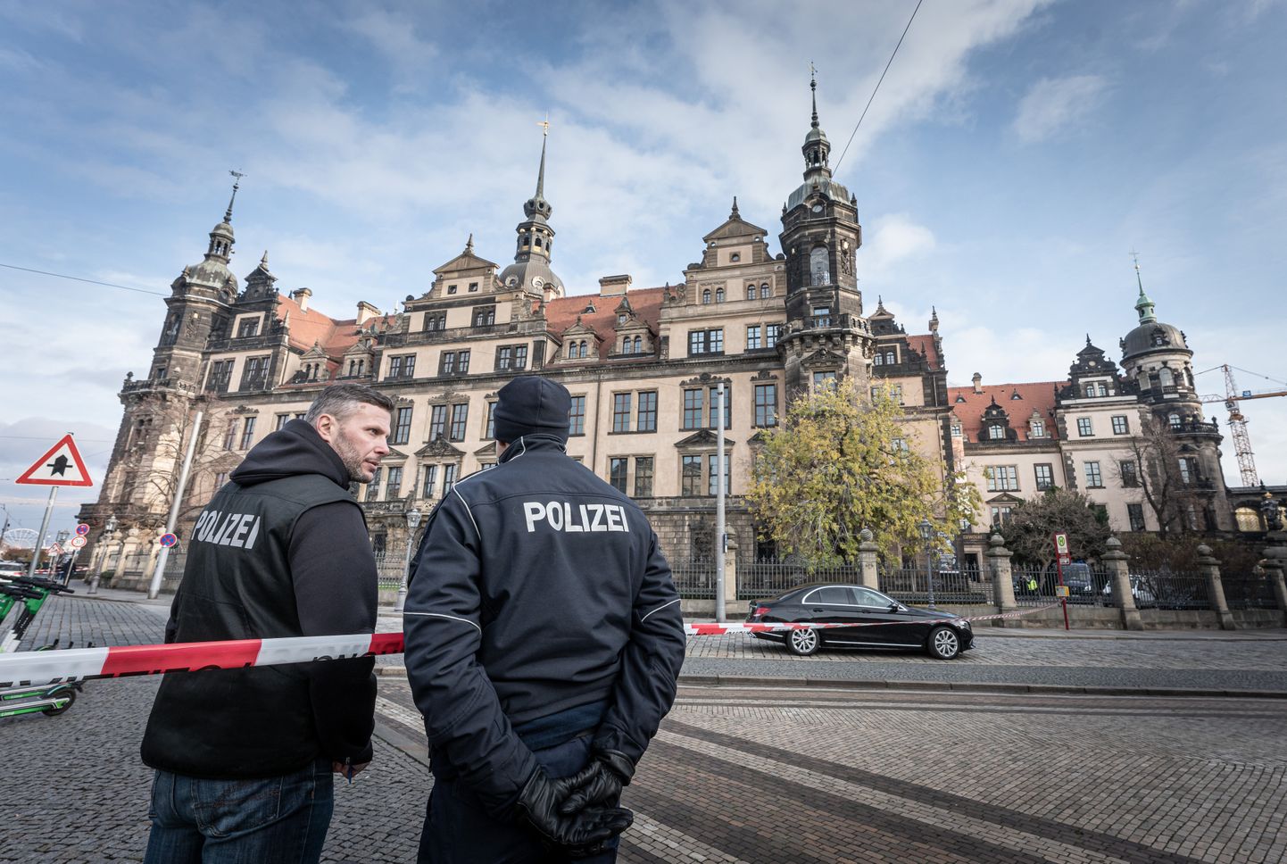 Politsenikud Dresdeni lossi juures, millest vargad viisid kallied juveele ja ehteid