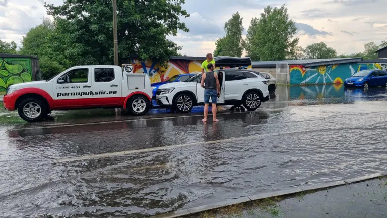 Laial tänaval parkinud autod vajasid puksiiri abi.