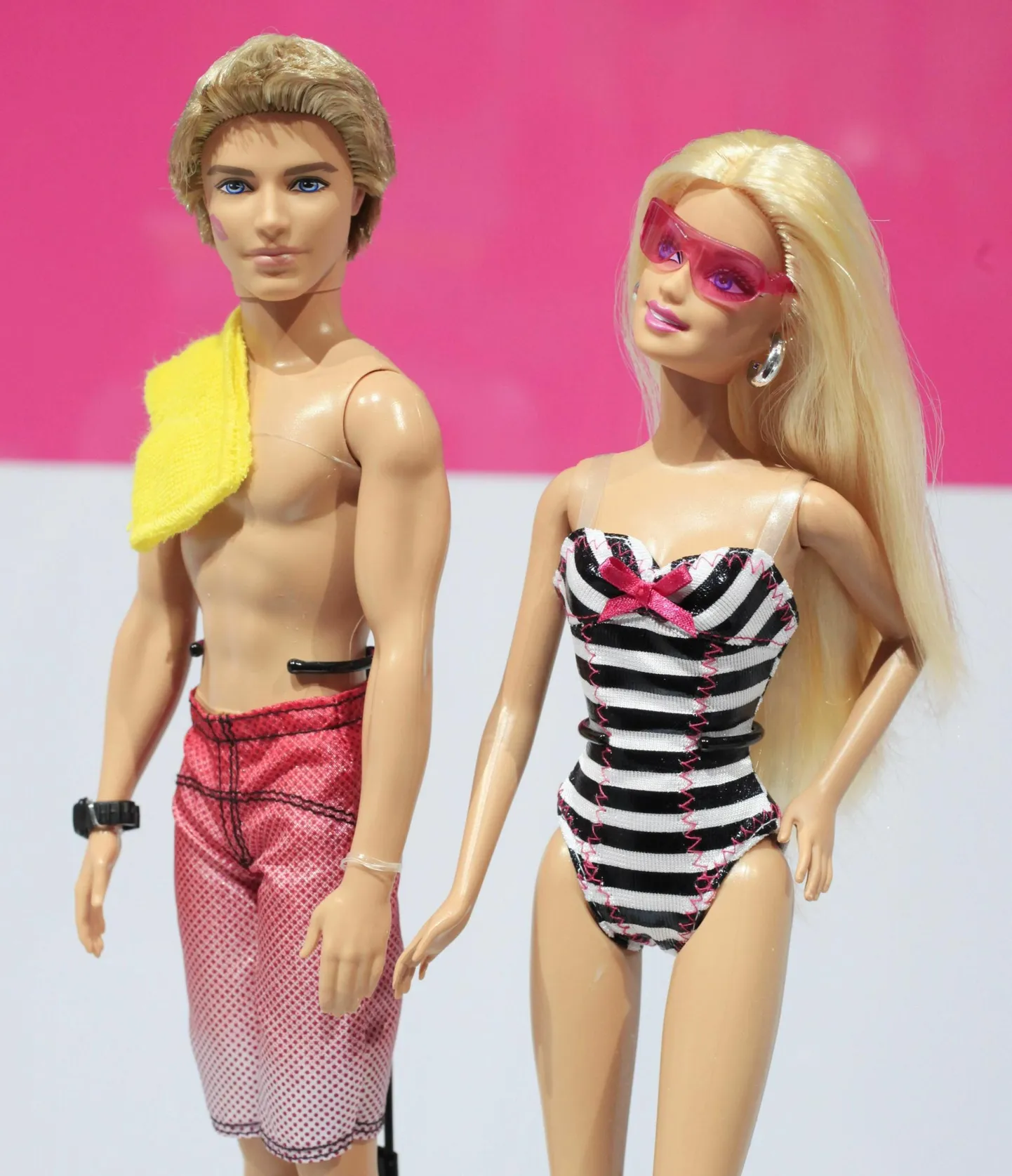 Lasteta kooselu annab kokkuhoidu eluaseme ja muude kulude jagamiselt ning ohtralt ühist kvaliteetaega. Pildil naudivad lastetuspreemiat rollimudelid Barbie ja Ken.