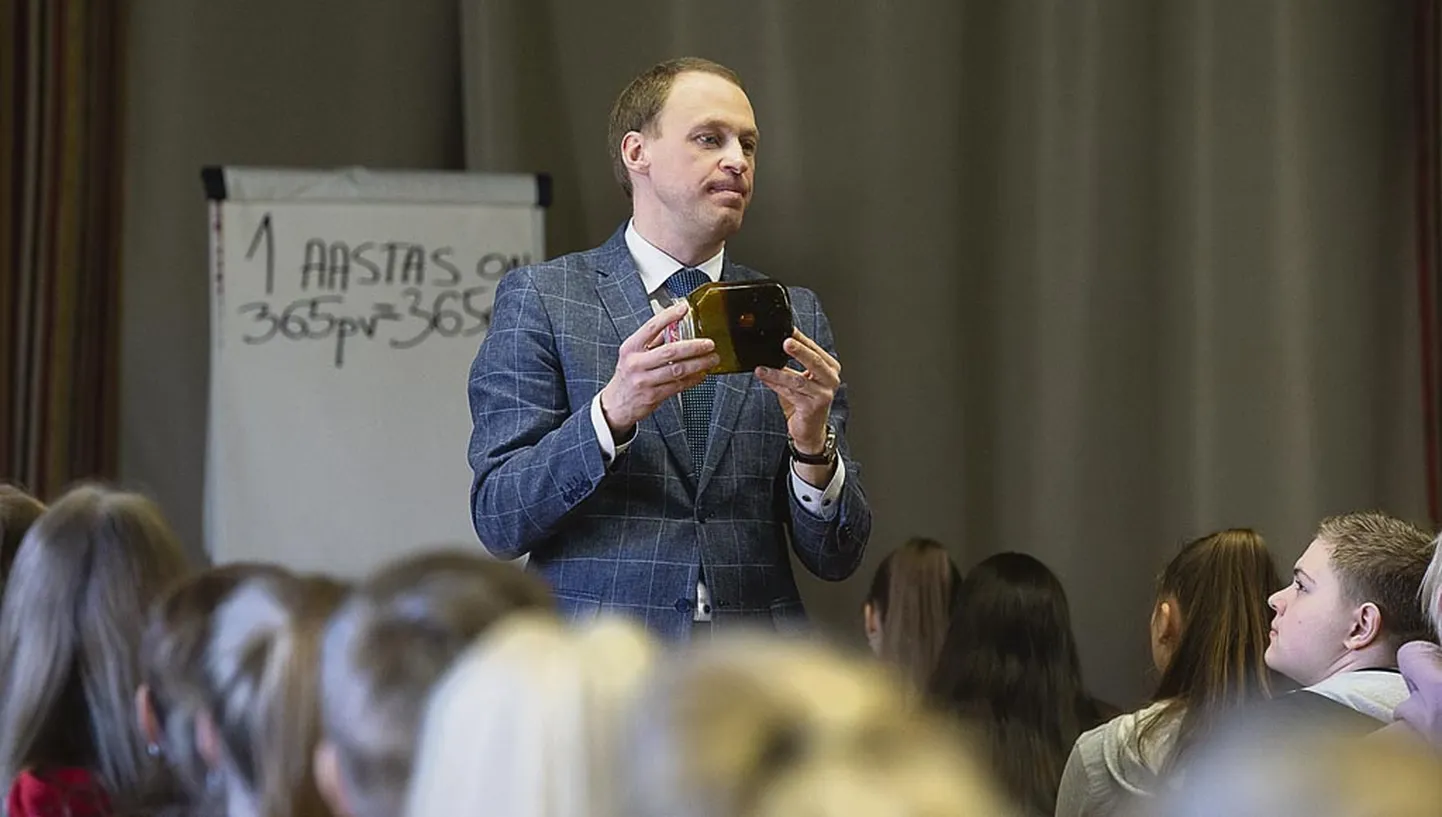 Hanno Egipt näitamas õpilas­tele tõrva kogust­, mis ladestub kopsu, kui suitsetada iga päev üks pakk sigarette.