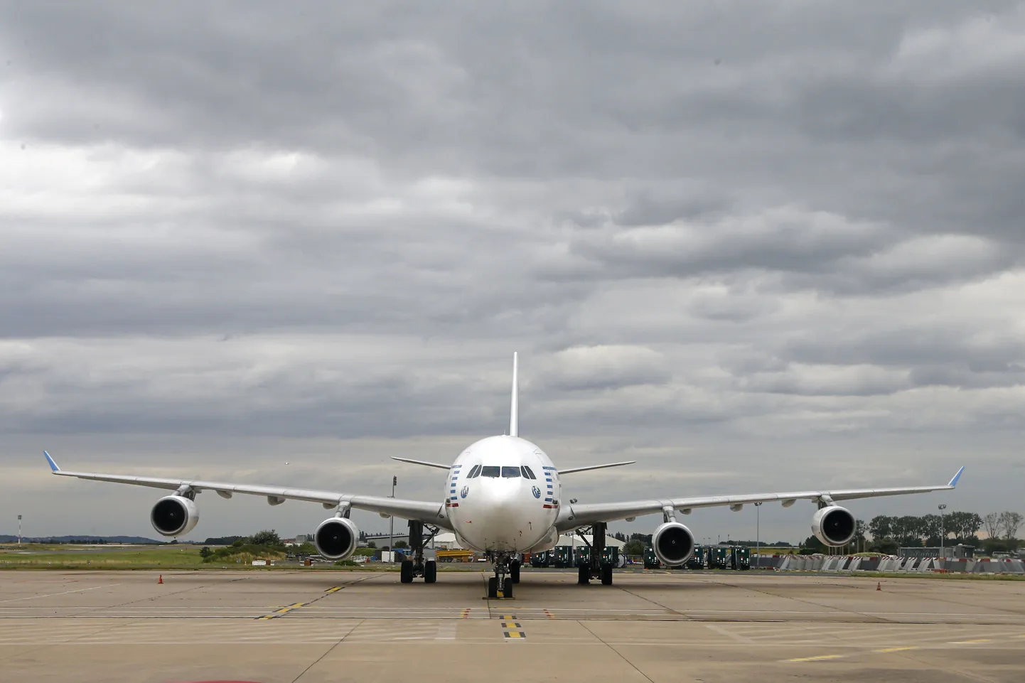 Snowbird alustab ühe Airbusi lennukiga.