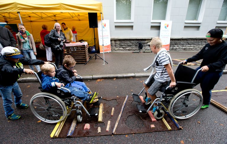 Lapsed proovisid ise järgi, kui keeruline on takistusrajal ratastooliga liigelda.