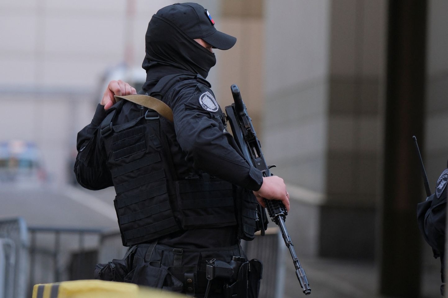 Vene politseijõudude liige sündmuskoha lähedal.