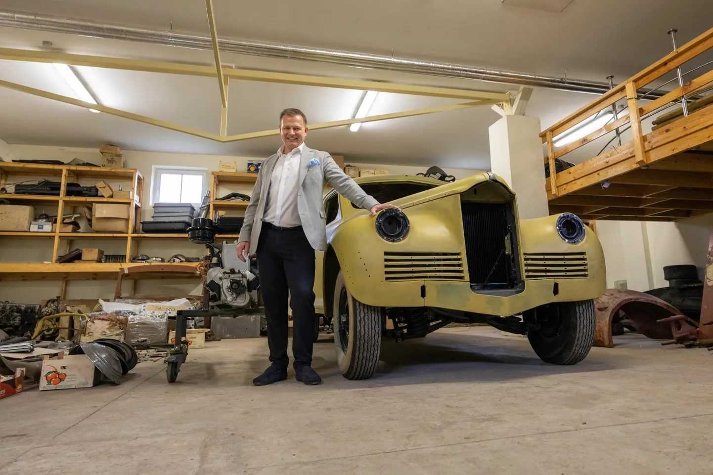 Abja linavabrikus ootavad taastamist Packard 180 (One-Eighty) kloonid ZIS-110-d. Neist ühe omanikuks saab aasta pärast ettevõtja Oleg Gross. Fotol linavabriku omanik Alexander Sivers.