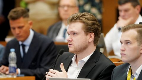 Amatpersonu deklarācijas ⟩ Edvardam Šleseram pieder dzīvokļi Rīgā, Londonā un Nicā. "Zeķē" uzkrāti 85 000 eiro