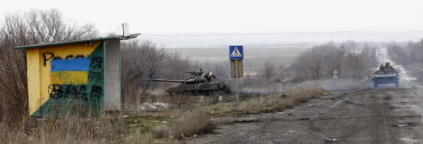 Украинский БТР неподалеку от Дебальцево.