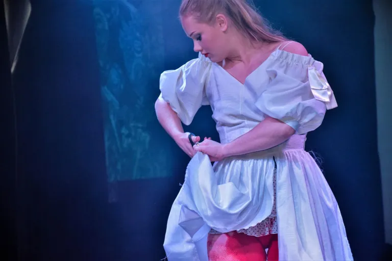 Kadi Põder festivalil Diverse Universe kultuuriklubis Tempel.