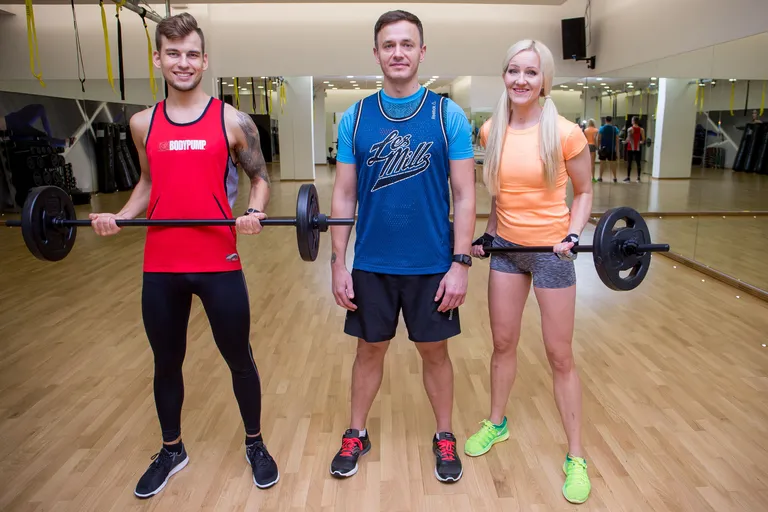 Vasakult: Bodypumpi instruktor Tarmo Rattassep, treener Viktor Eksi, ajakirjanik Kristina. Viktor näitab, kuidas on õige. Kristina ja Tarmo teevad ette tavalisemad vead - ära nii tee!