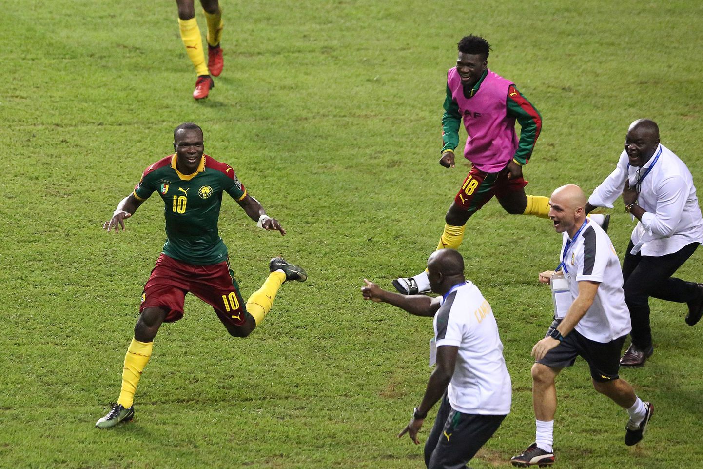 Kameruni jalgpallikoondis tähistamas Vincent Aboukabari (vasakul) võiduväravat.