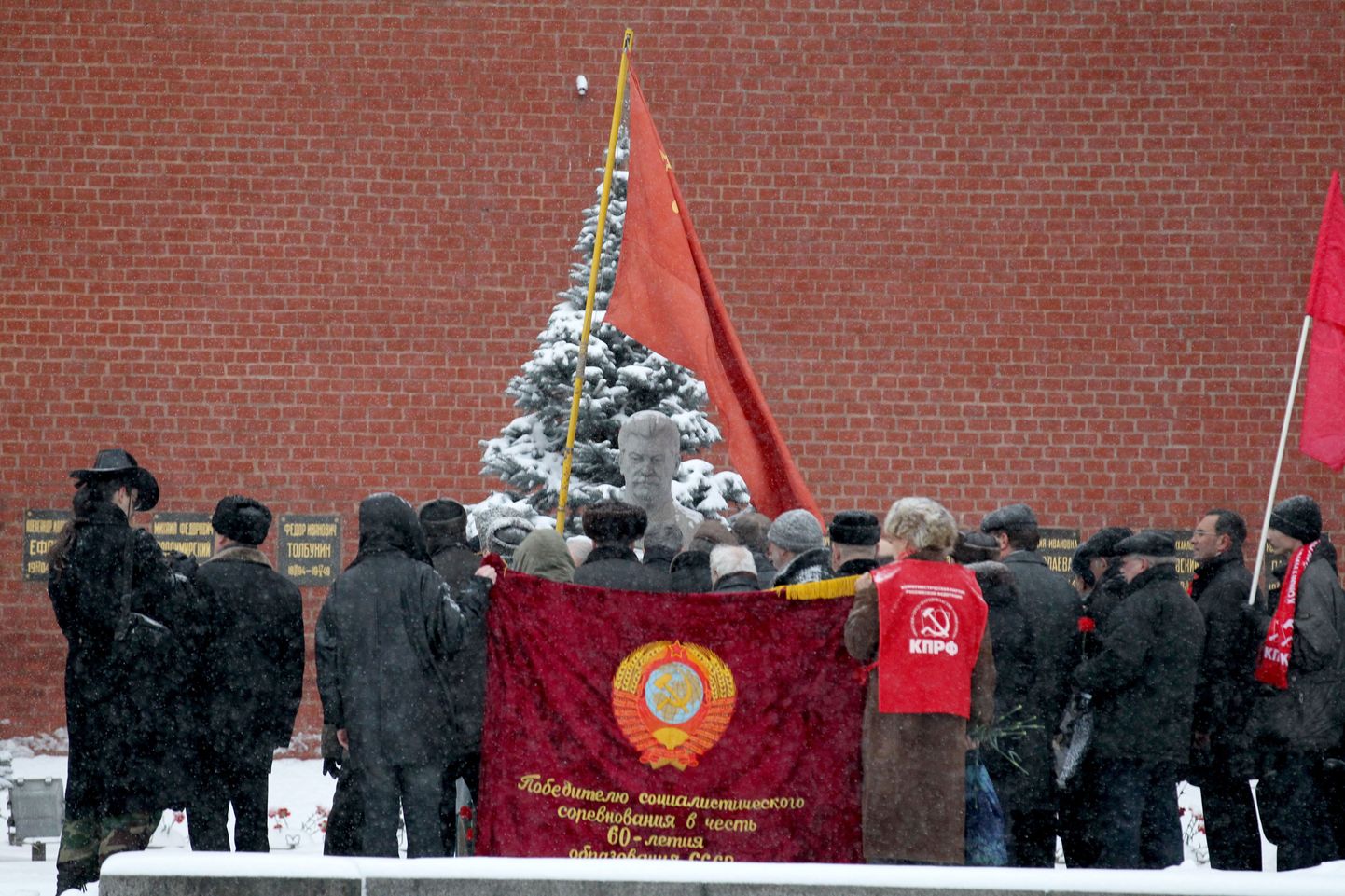 Kommunistid 21. detsembril 2011 Kremli müüri ääres oleva Jossif Stalini büsti juures.