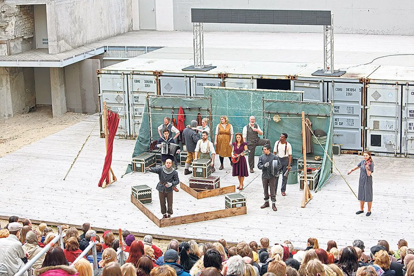 Tallinnas esitas Globe «Hamletit» linnateatri lavaaugus. Etenduses mängisid näitlejad pilli ja laulsid, dekoratsiooniks oli kasutatud ringreisi kraami pakkimiseks mõeldud kaste.