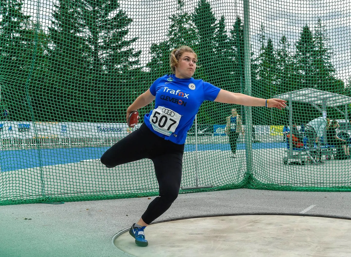 Sakala kergejõustikuseltsi liige Kelly Heinpõld püstitas laupäeval Tõrvas Pokardi staadionil peetud spordiklubi Viraaž võistlusel kettaheites uue isikliku tippmargi 41.89.