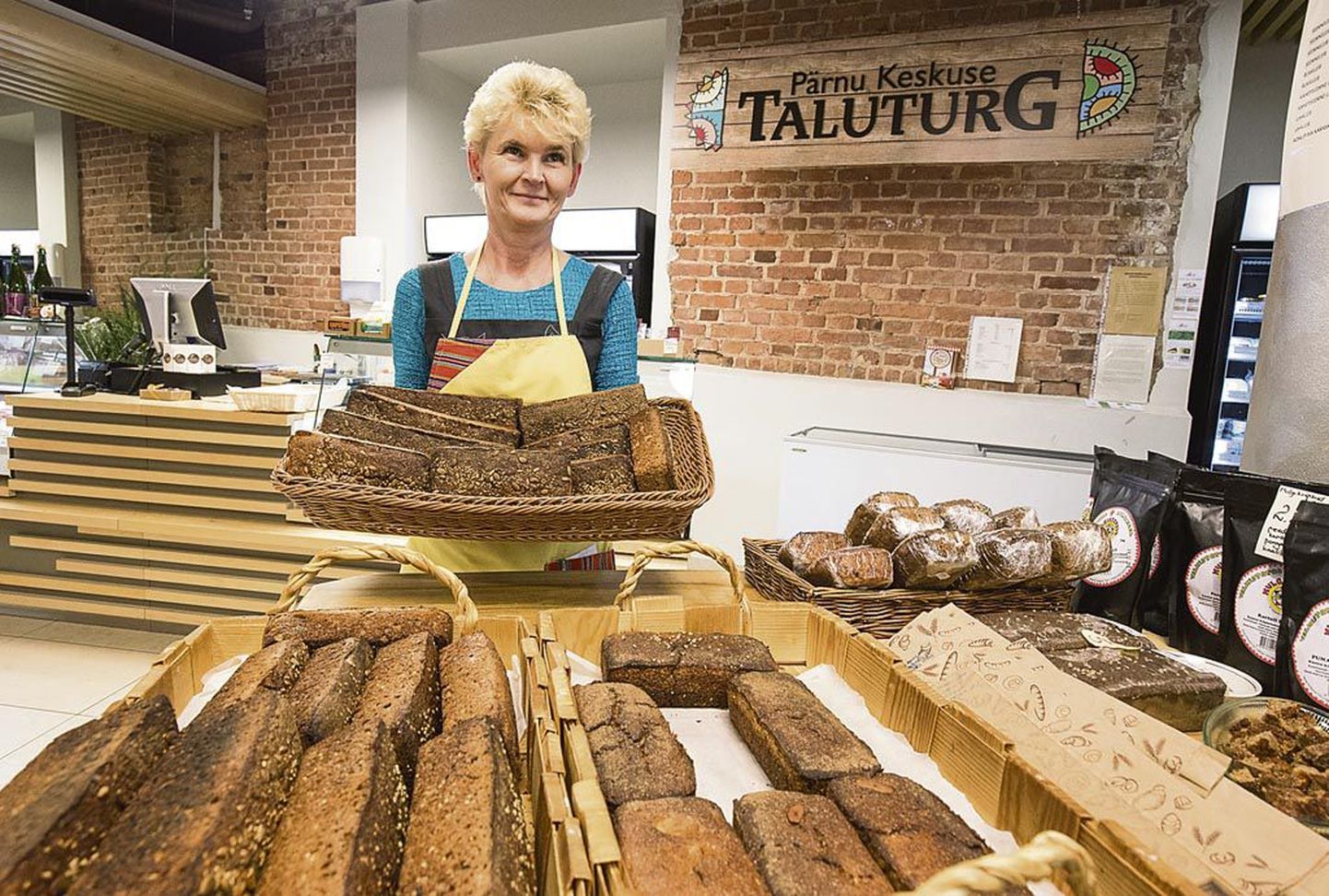 Pärnu Keskuse taluturul küpsetatakse iga päev leiba. Klienditeenindaja Ester Juss toob letile ahjusoojad leivad.