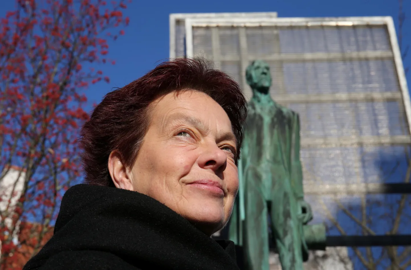 Riigikogus peetud kõnesid vürtsitas Krista Aru alati Jaan Tõnissoni tsitaatidega, nii et parlamendi eelmisest koosseisust teadsid lõpuks peaagu kõik Tõnissoni. «Nii et Tõnisson tuli riigikokku tagasi – ka Ossinovski ja keegi reformikatest ja Isamaast hakkasid viimaks teda tsiteerima,» muheles Aru Tartus Gildi tänaval asuva Mati Karmini ja Tiit Trummali loodud Jaan Tõnissoni monumendi juures.
