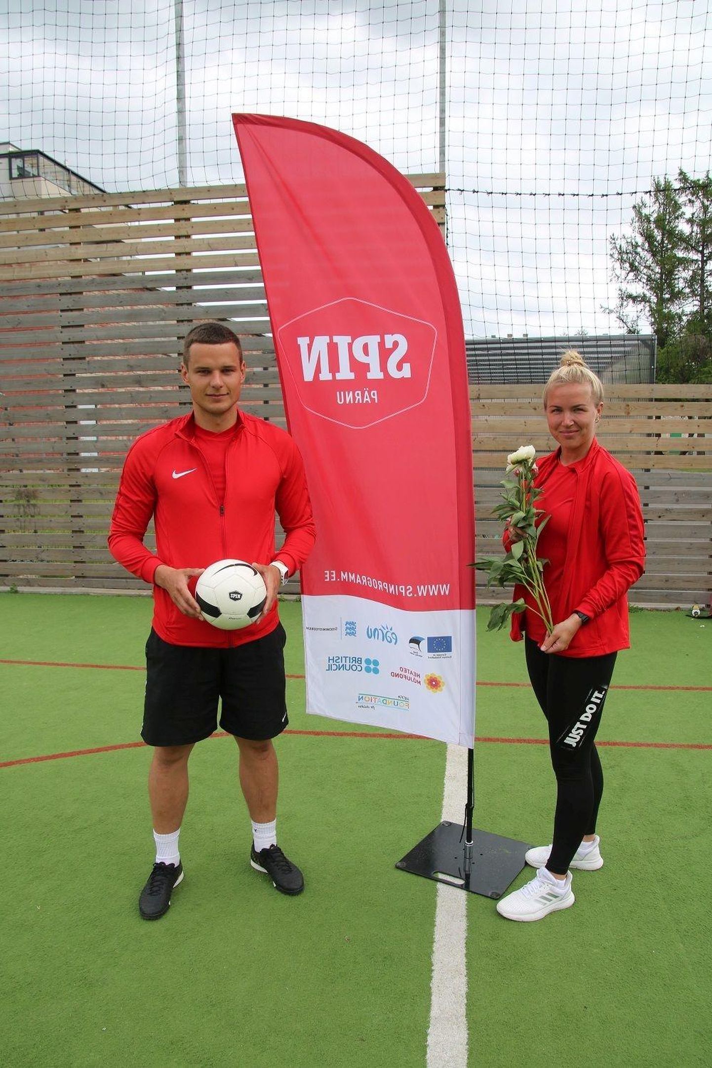 Jalgpallitreener Siim-Sten Palm ja SPINi Pärnu koordinaator Ingrid Meerbach tegelesid arenguprogrammis osalenud lastega iga nädal kogu õppeaasta vältel.
