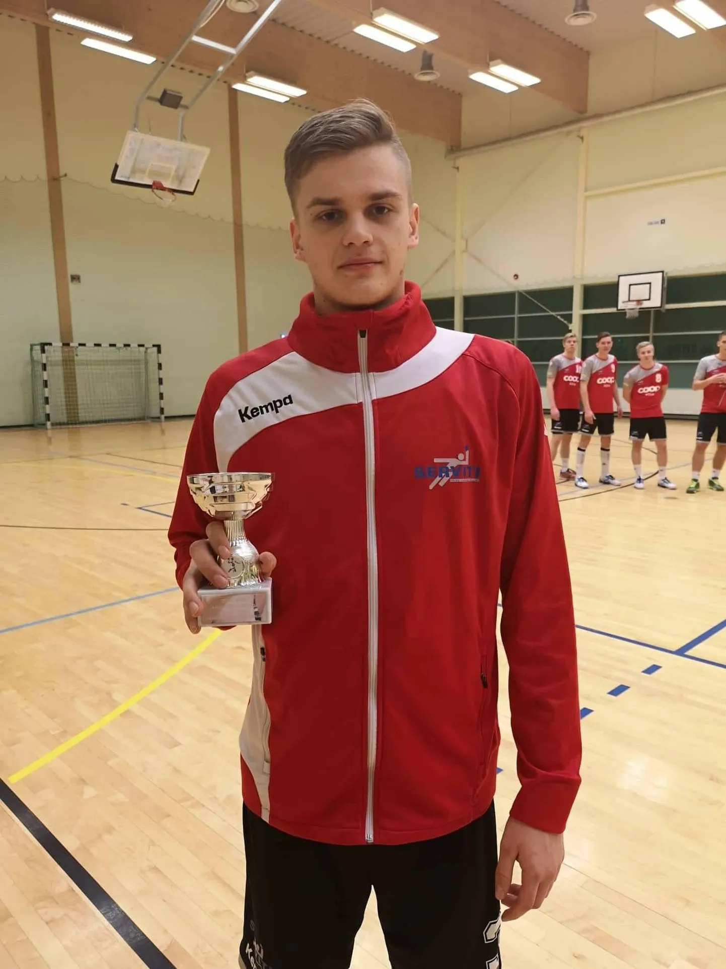 Jaanuarikuu meistriliiga parim mängija Tõnis Kase auhinnaga.
