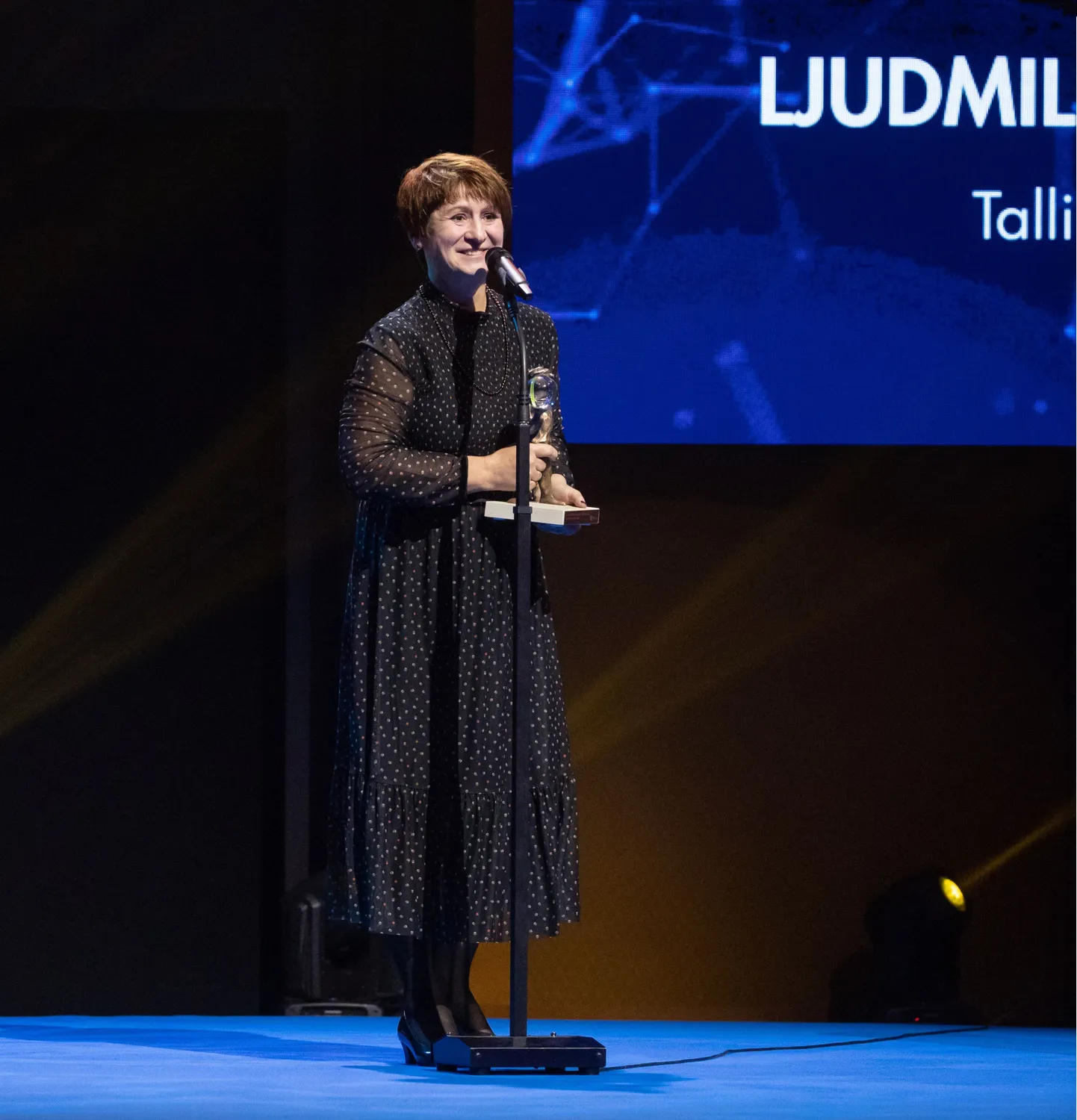Людмила Рождественская получает премию на гала-мероприятии «Учитель года: Эстония учится и благодарит».