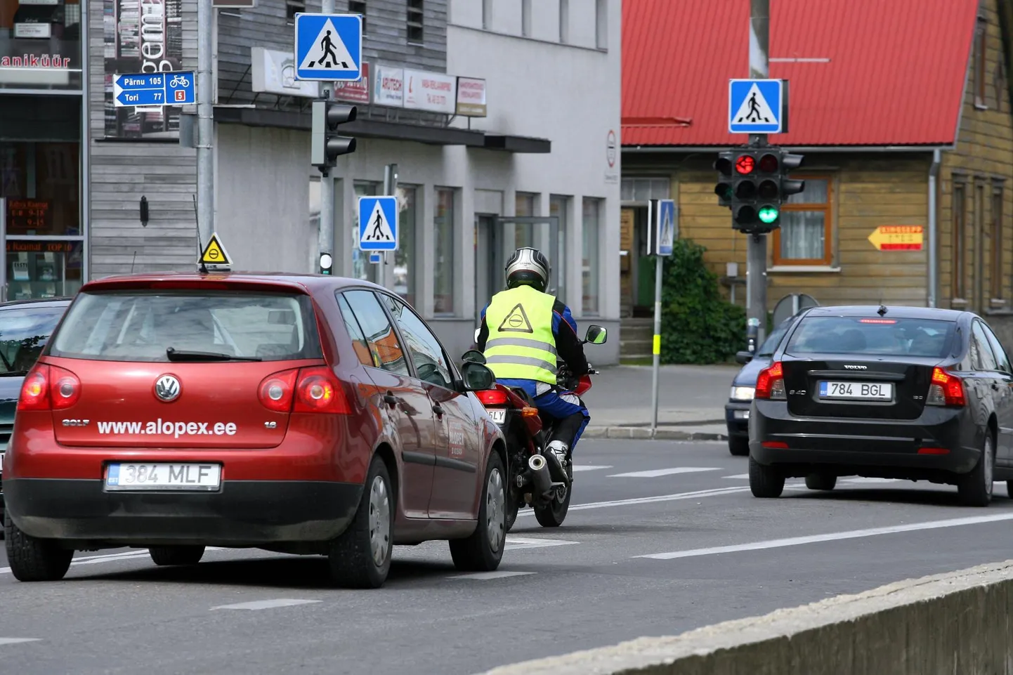 Mootorratta juhiloa taotlemisel sooritatakse õppesõidud ja ka maanteeameti sõidueksam nii, et õpilane sõidab kaherattalisega ees ning sõiduõpetaja või eksamineerija tema järel.