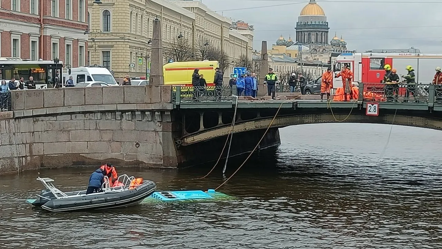 Спасатели пытаются достать пассажиров утонувшего в Петербурге автобуса, 10 мая 2024 года.