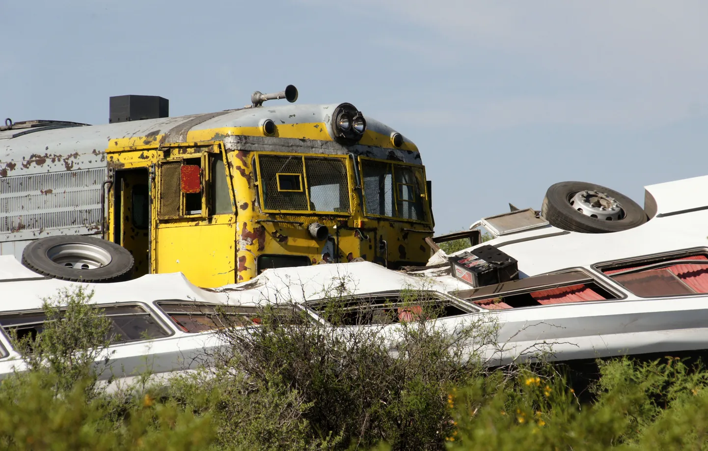 Argentinas San Luisi provintsis sõitis koolibuss kaubarongile ette