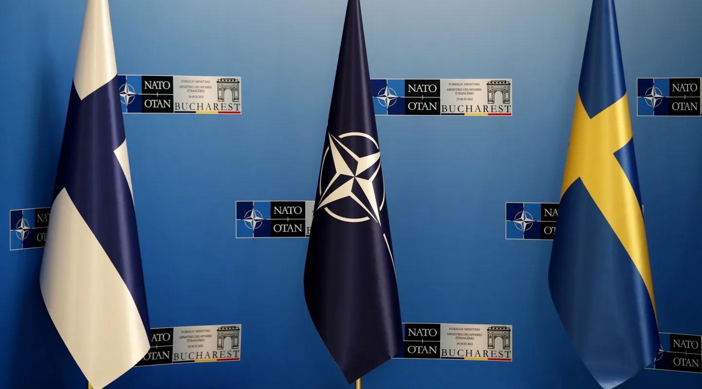 Soome, NATO ja Rootsi lipud Bukaresti kohtumisel.