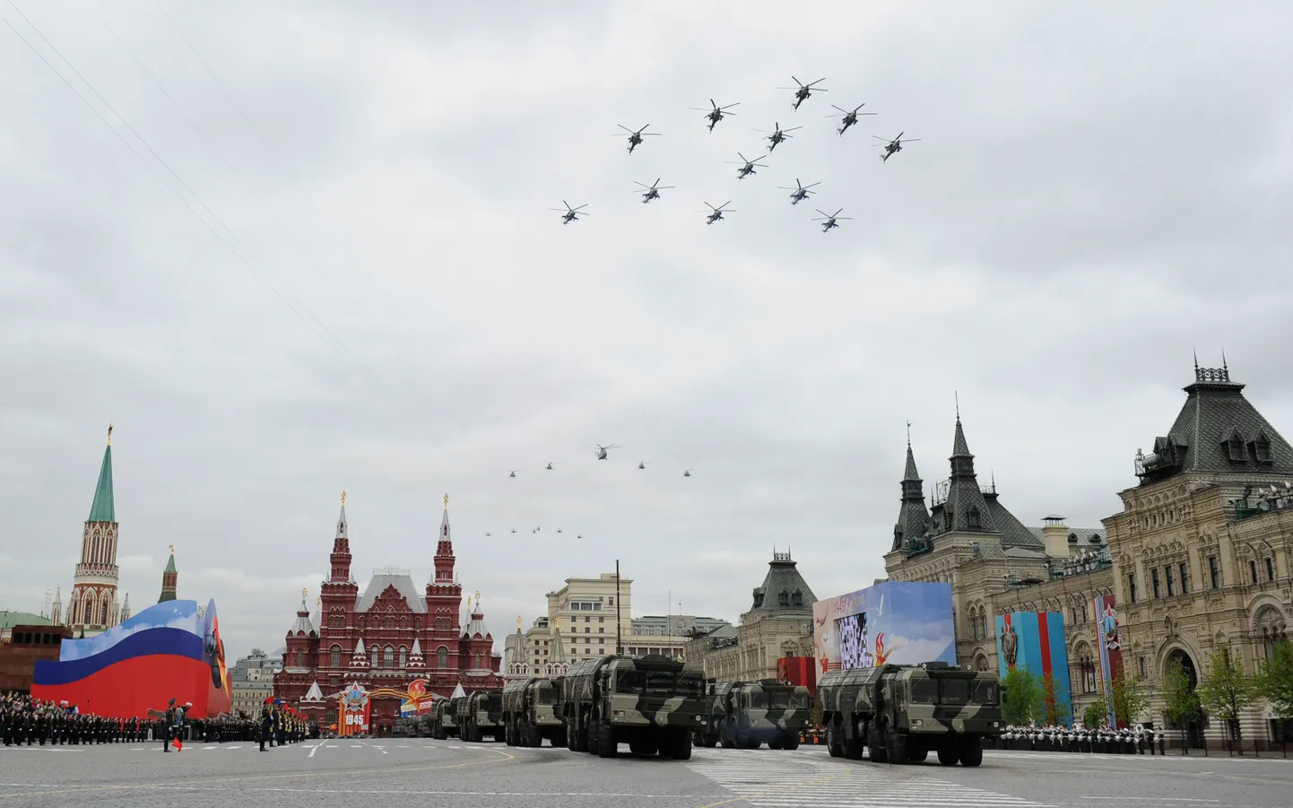 Iskander-M tüüpi raketisüsteemid ning helikopterid Mi-24 ja Mi-28 harjutamas võidupäeva paraadiks.