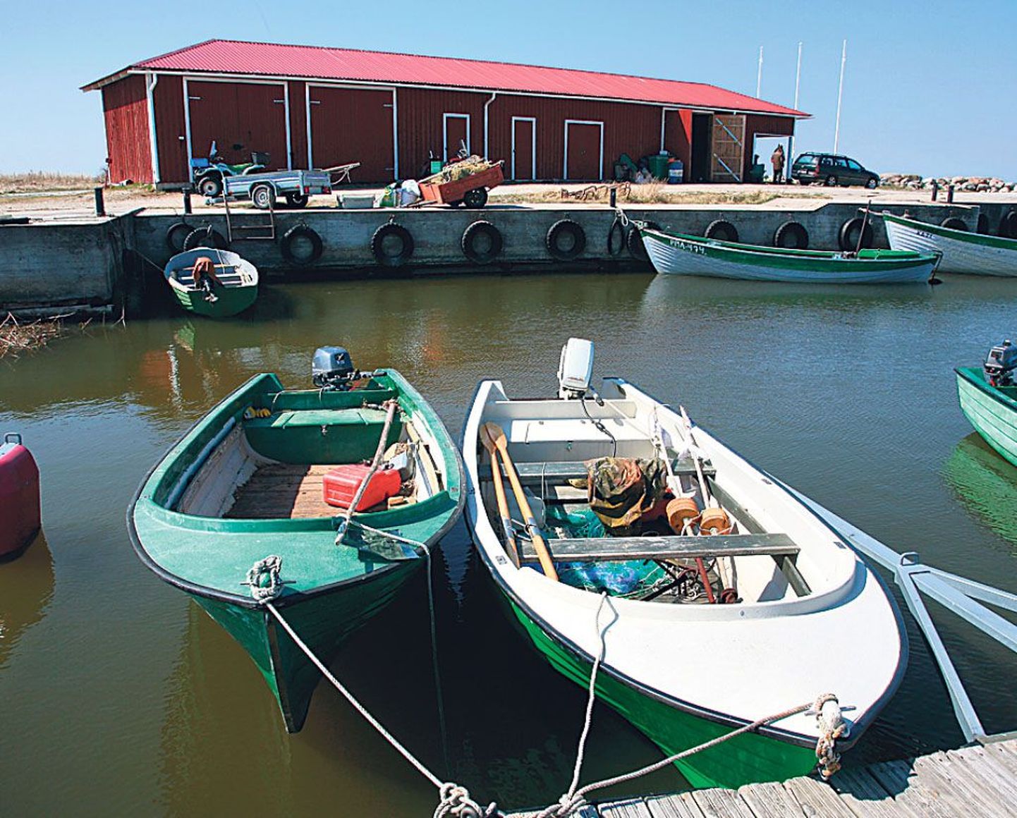 Manija sadamat haldab AS Saarte Liinid, kai on uuendatud, kaluritele on ehitatud uus hoone.