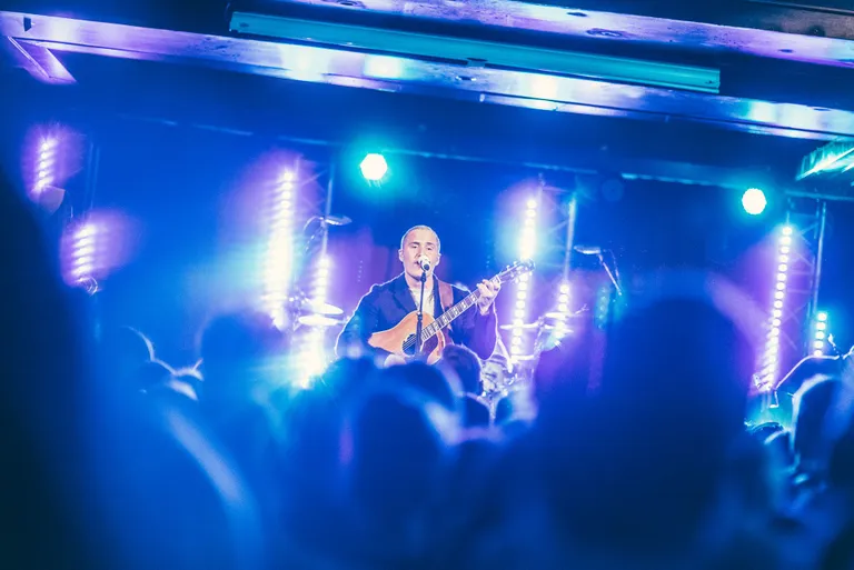 Ameerika staar Mike Posner esines kinnisel üritusel fännidele