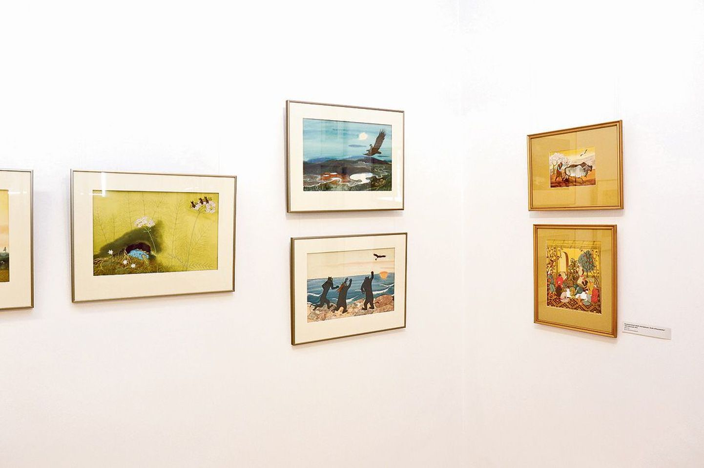Näituse ühes nurgas on lähestikku Lüüdia Vallimäe-Margi illustratsioonid Juhan Kunderi muinasjutule «Suur Peeter ja Väike Peeter» (kolm vasakpoolset; akvarell, värvipliiats, 1962) ning usbeki muinasjutule «Kolm arbuusiseemet» (akvarell, 1969).
