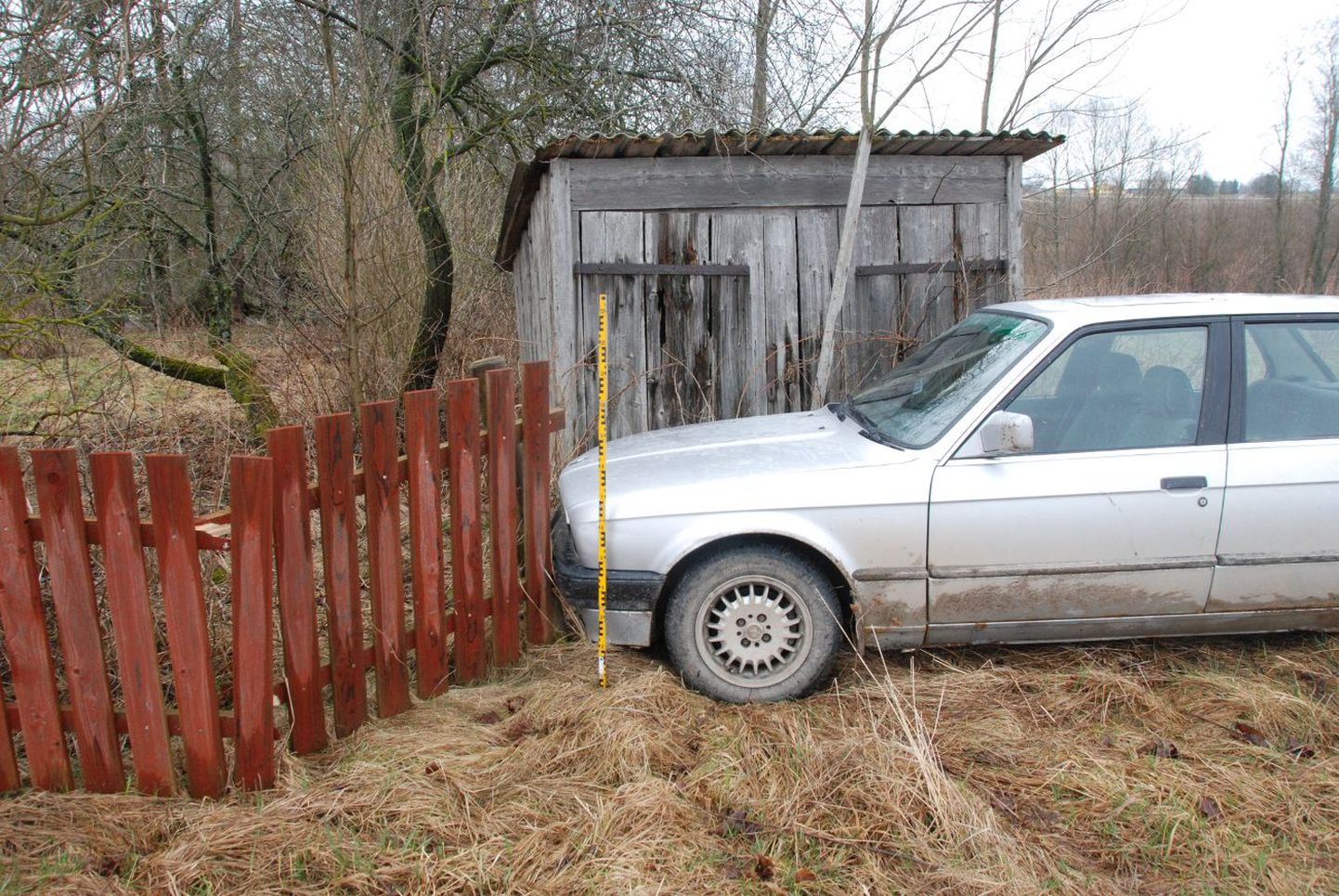 Vilkureid märganuna juhtis roolis olnud nooruk BMW teelt välja vastu ühe talumaja aeda.