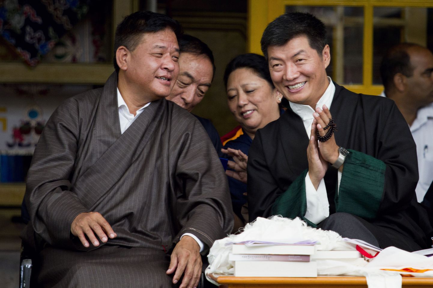 Tiibeti pagulasvalitsuse senine juht Lobsang Sangay (paremal) ja uueks esimeheks valitud Penpa Tsering (vasakul).