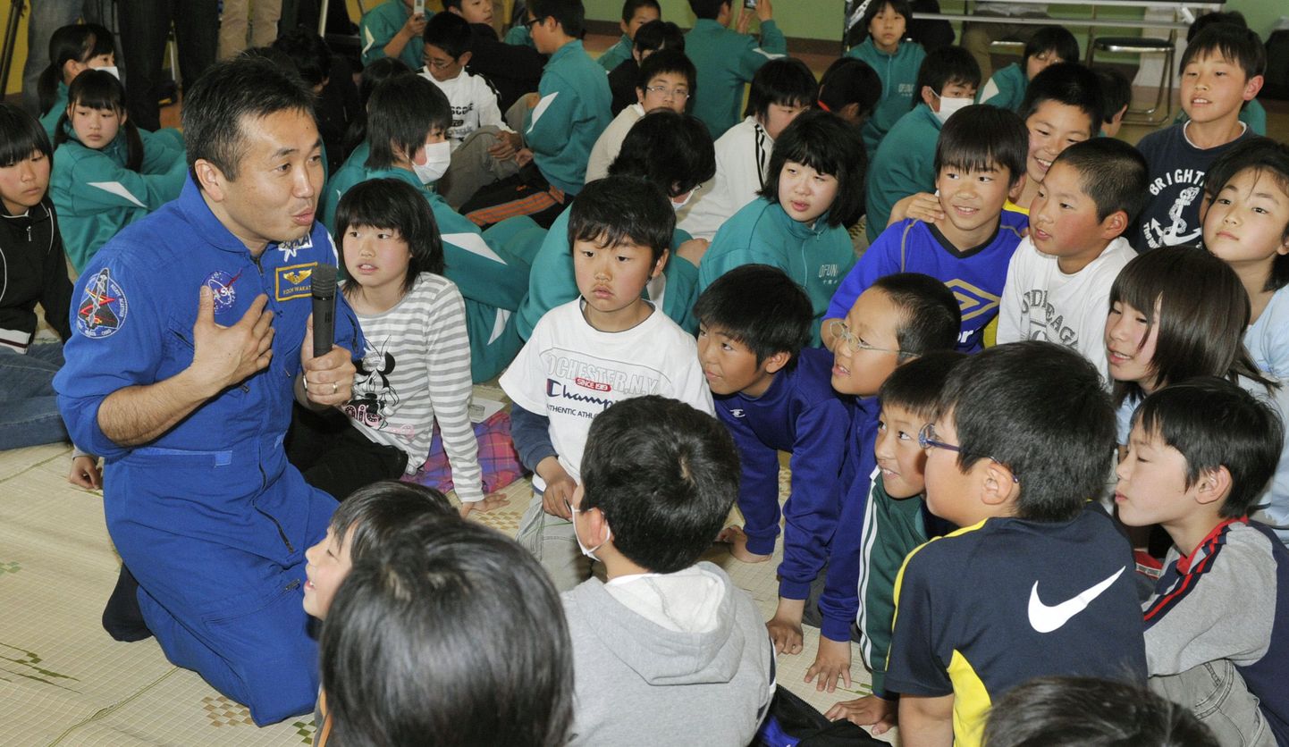 Jaapani astronaut Koichi Wakata esinemas looduskatastroofis orvuks jäänud lastele