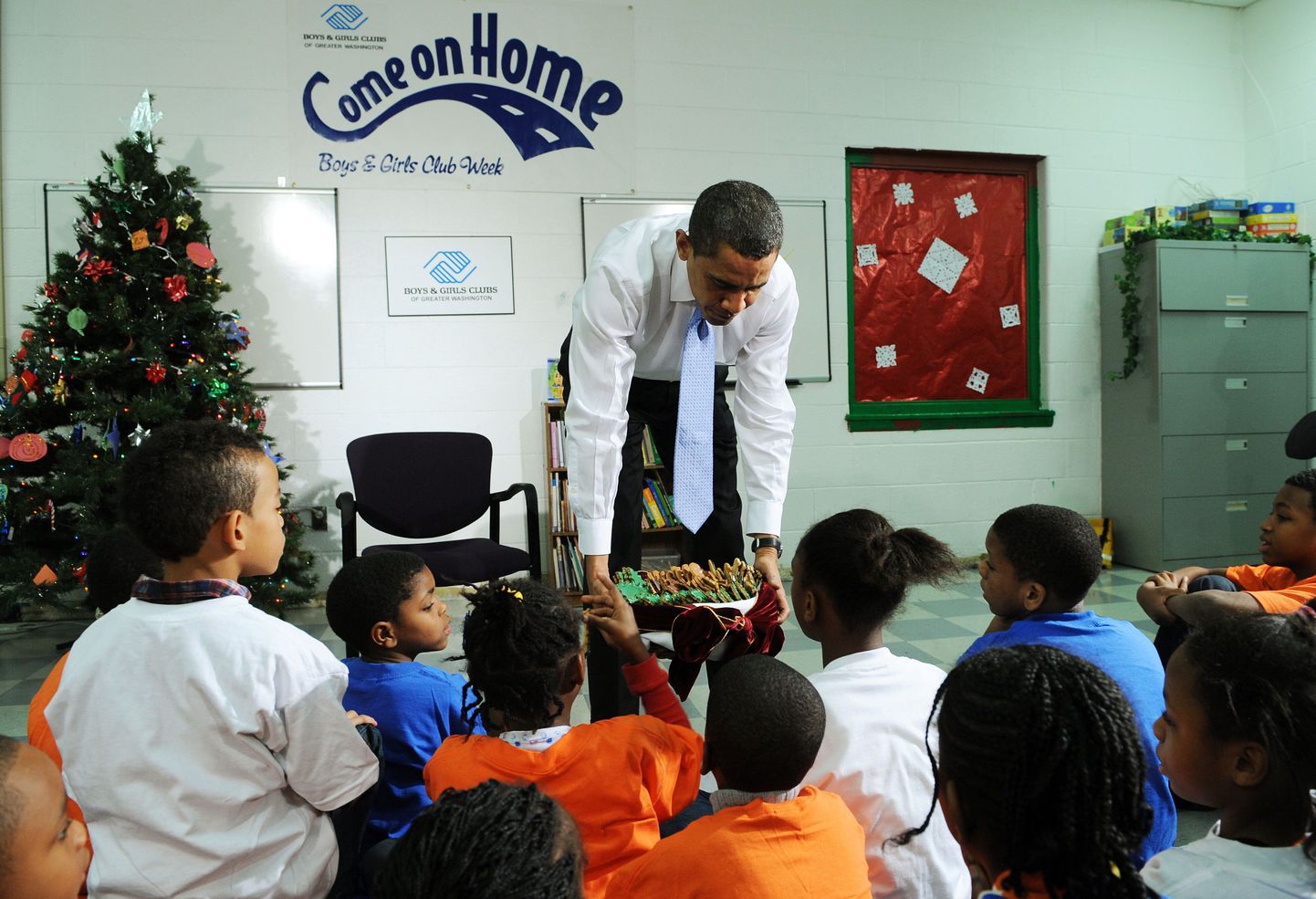 Barack Obama lastele kommi jagamas