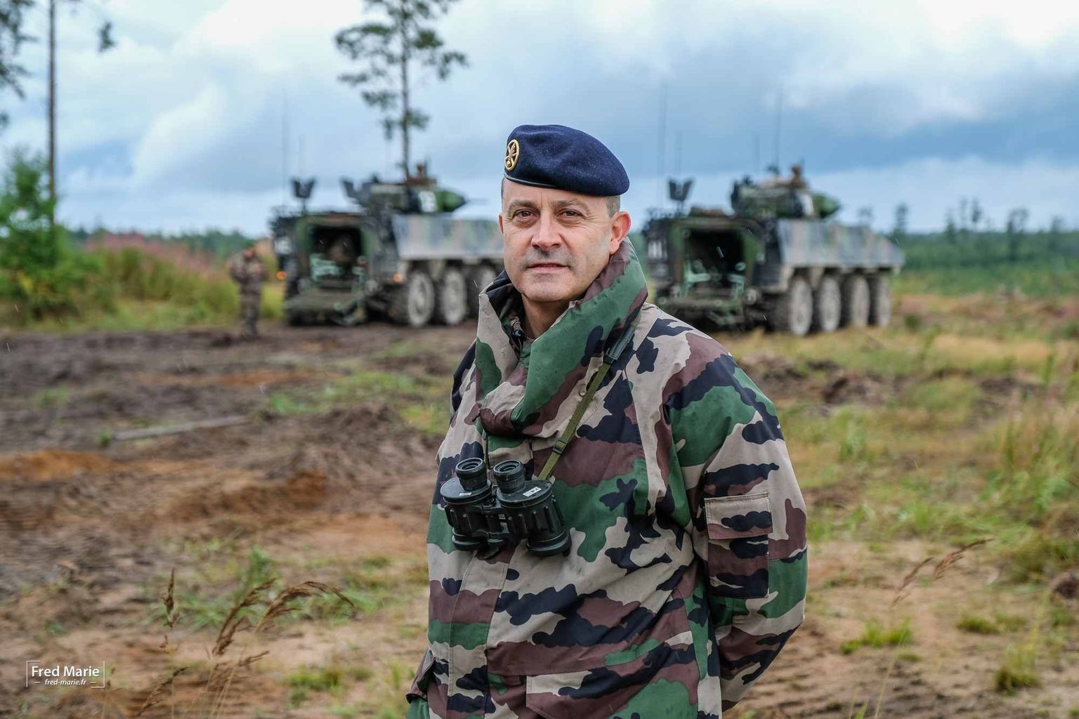 Eestis paiknevate Prantsuse vägede ülem kolonel Olivier Waché õppusel, taustal sõdurid jalaväelahingumasinatega VBCI.