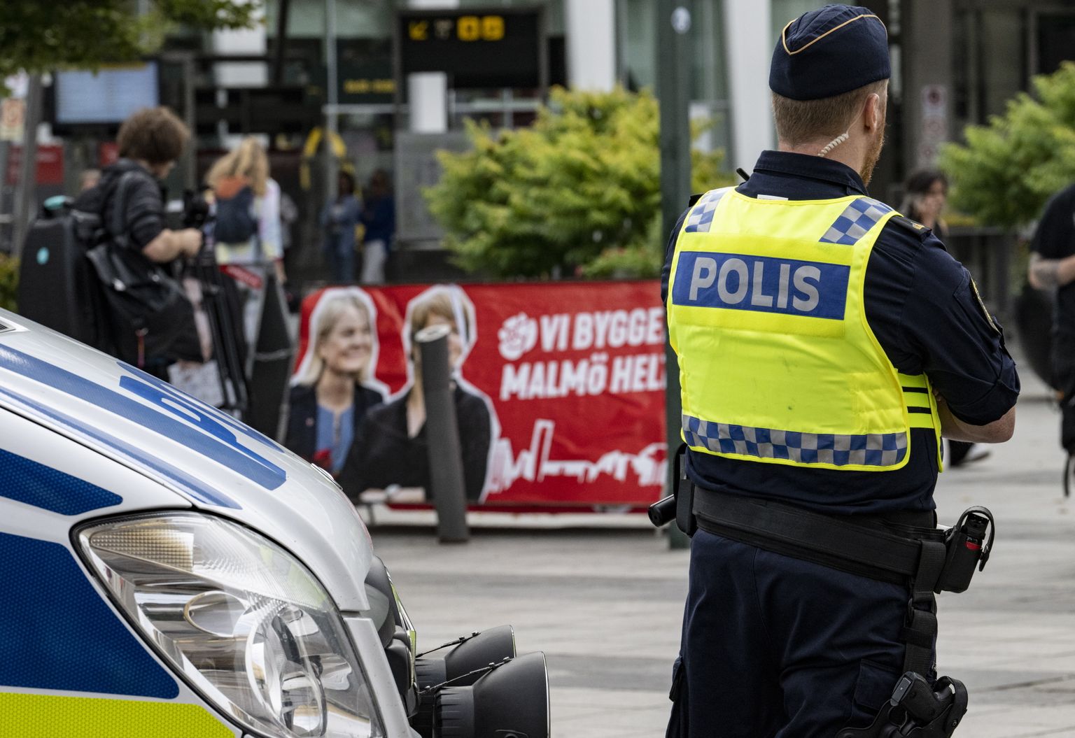 Politsei Malmös järjekordse tulistamise järel korda pidamas.