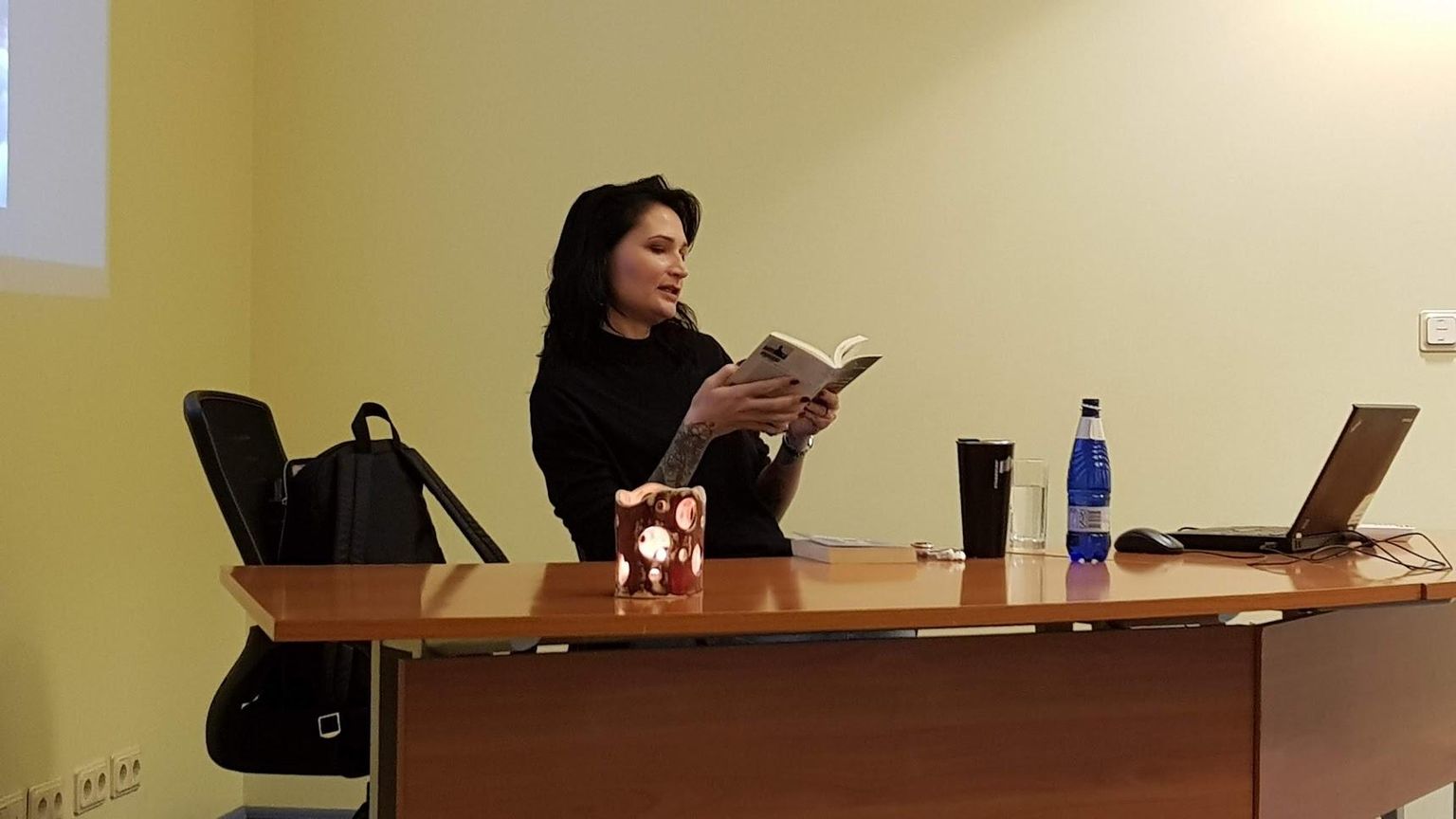 Kirjanik Susan Luitsalu kohtus Rakveres lugejatega kesk novembripimedust.
