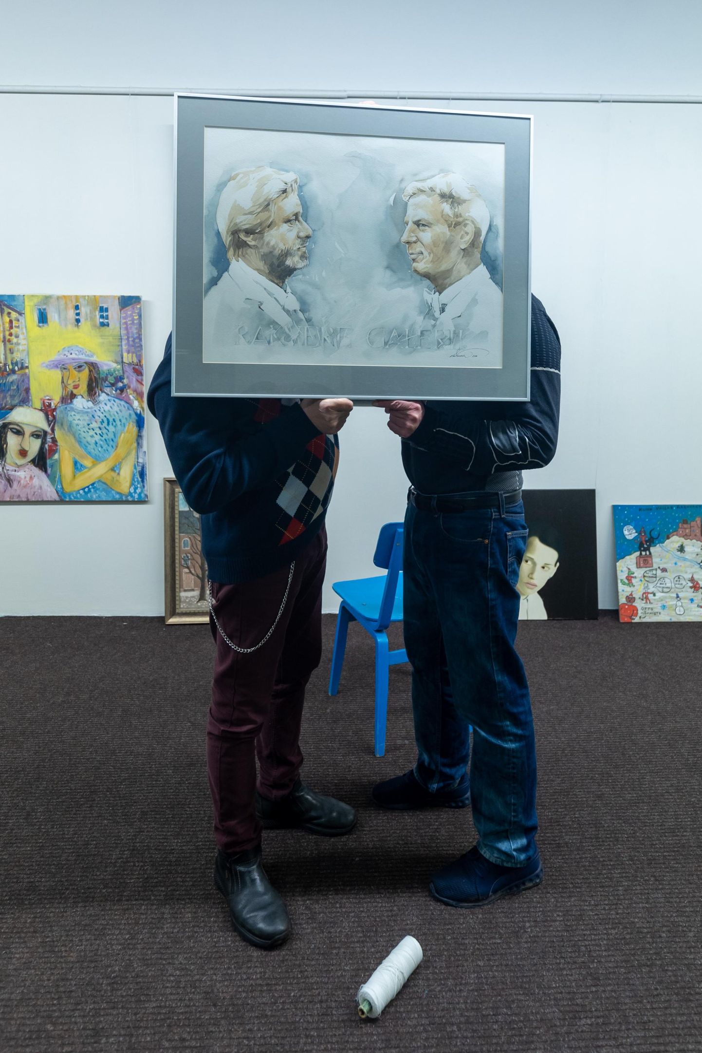 Tiiu Veersalu akvarellil ja 25. tegevusaastat tähistavas Rakvere Galeriis vaatavad teineteisega tõtt väsimatud kunstivedurid Raivo Riim ja Riho Hütt.