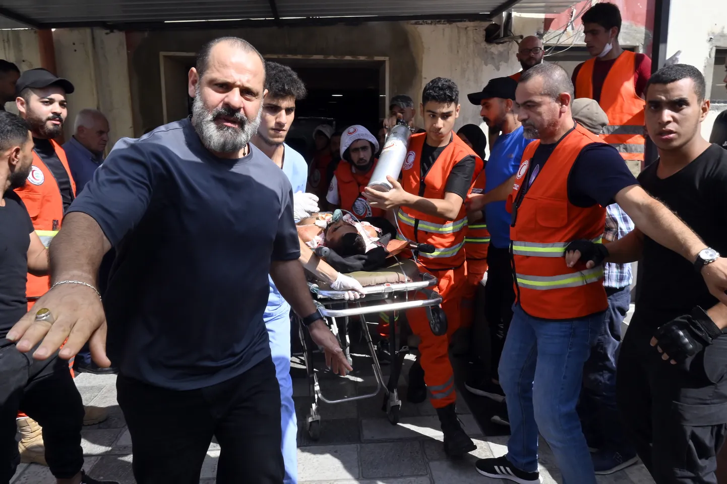 Sadursmēs ievainota palestīnieša pārvietošana. 31. jūlijs, Sidona, Libāna.