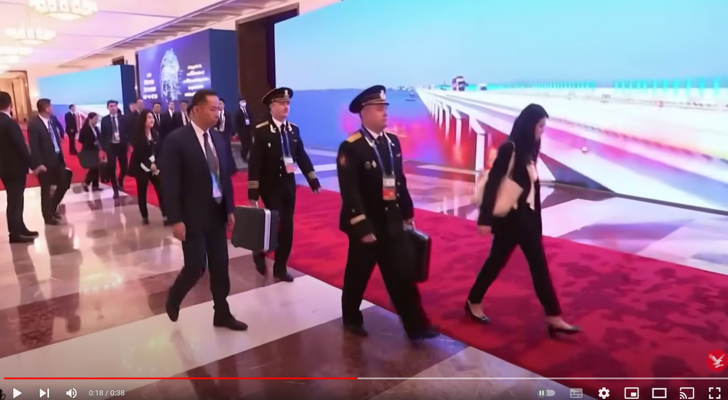 Kaks Vene mereväeohvitseri, kes kuuluvad Vene presidendi Vladimir Putini kaaskonda, kandsid 17. oktoobril 2023 Hiinas Pekingis kohvreid, mis arvatakse kokku olevat Venemaa tuumakohver