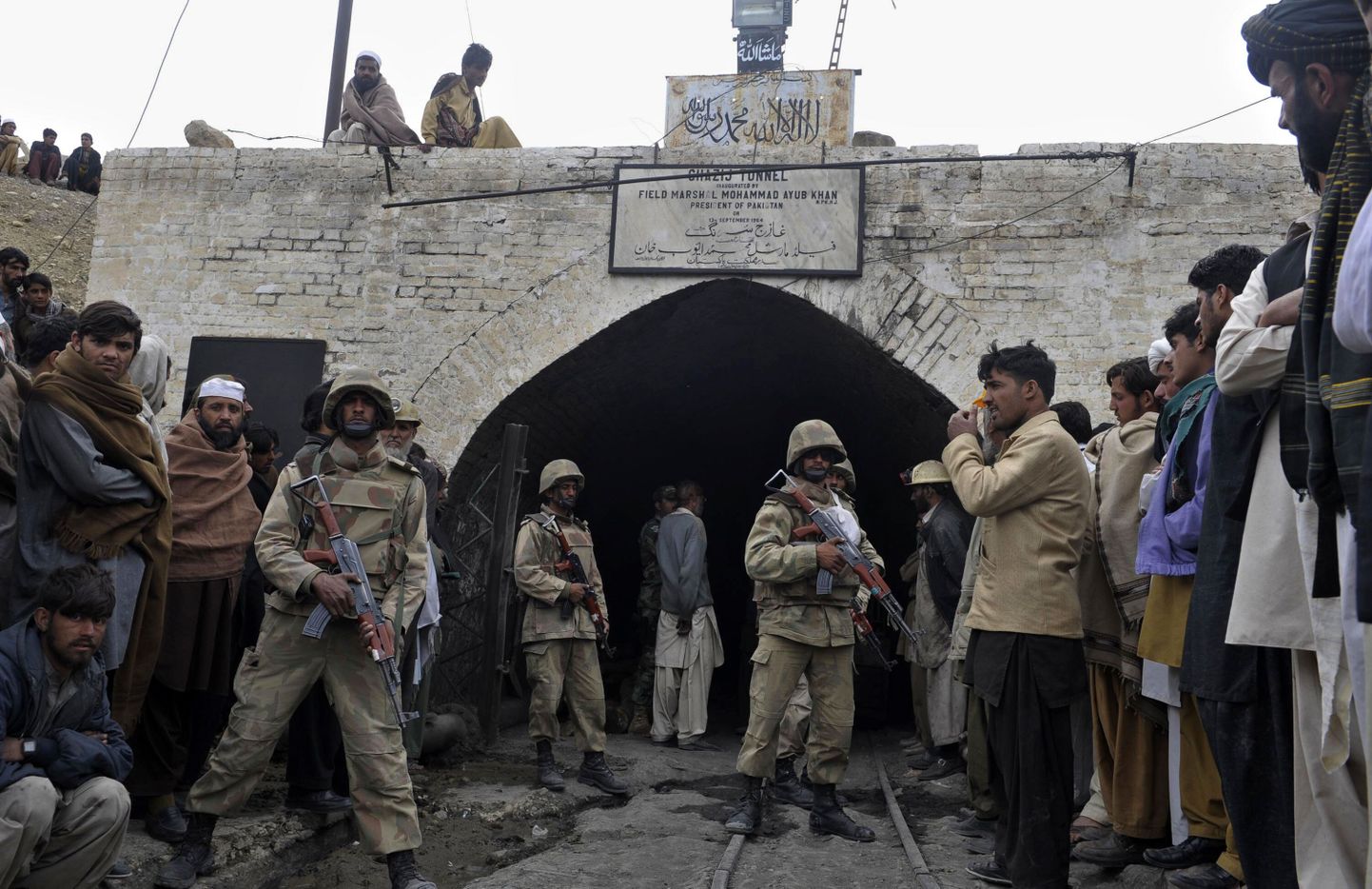 Пакистанские солдаты около туннеля. Снимок иллюстративный.