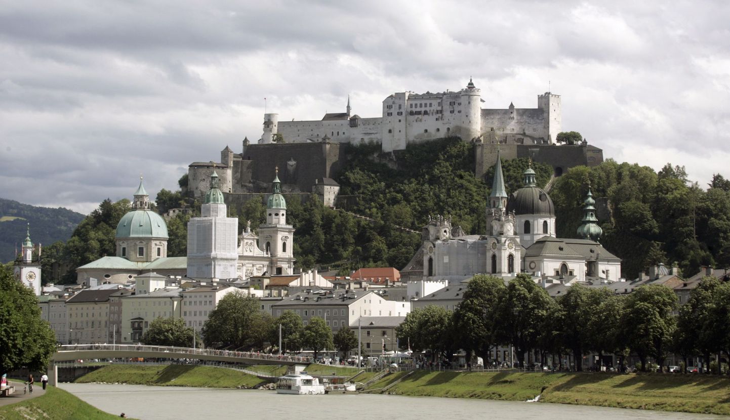 Salzburgi vanalinna ja lossi postkaardivaade.