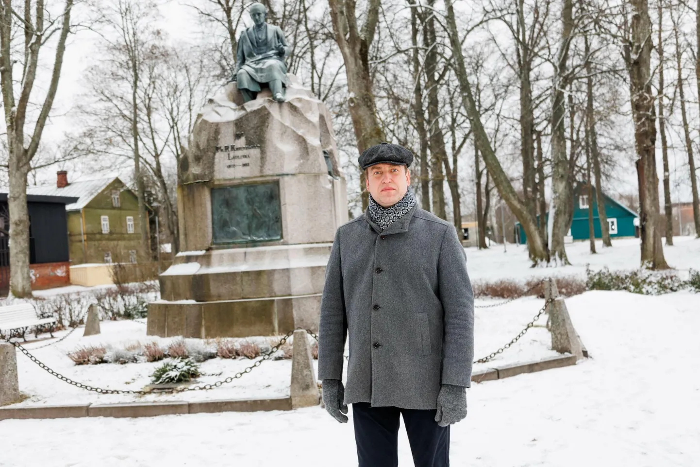 «Lapsena meeldisid mulle kangelaslood ning nende seas ka meie eepos «Kalevipoeg»,» meenutas Võru linnapea Anti Allas Kreutzwaldi monumendi juures.