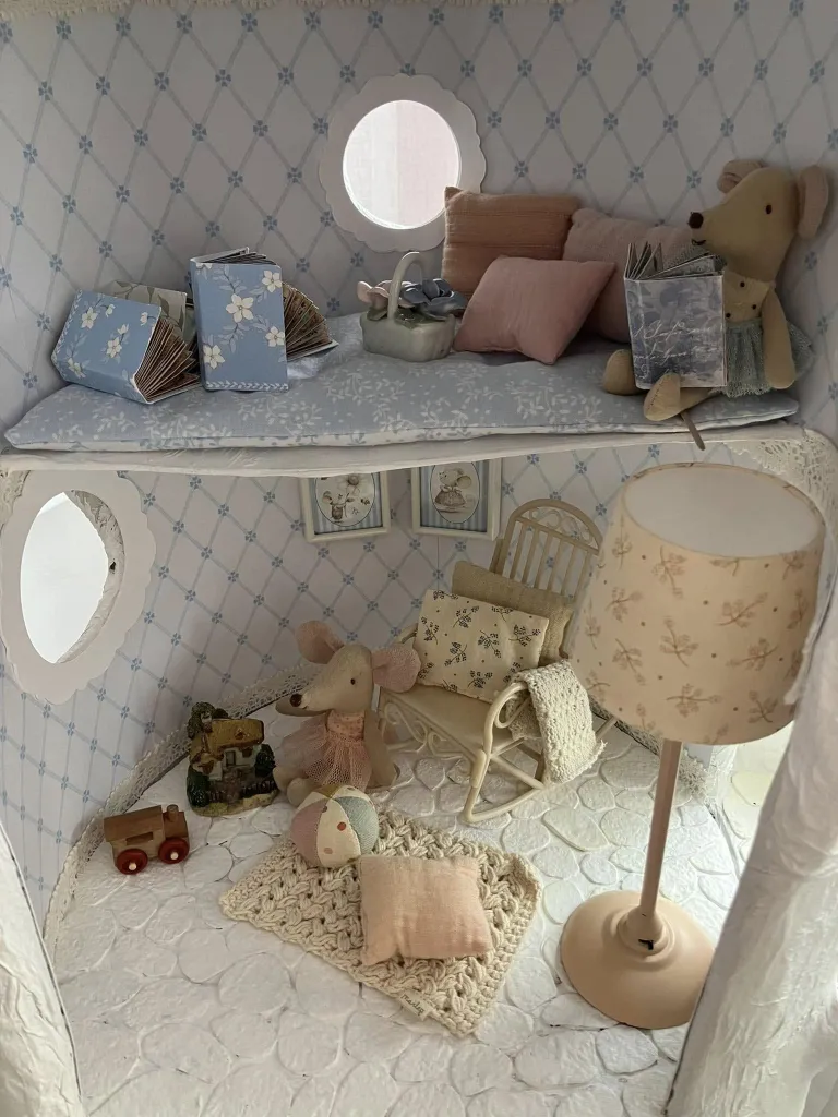 Игровой домик из картона и макулатуры.