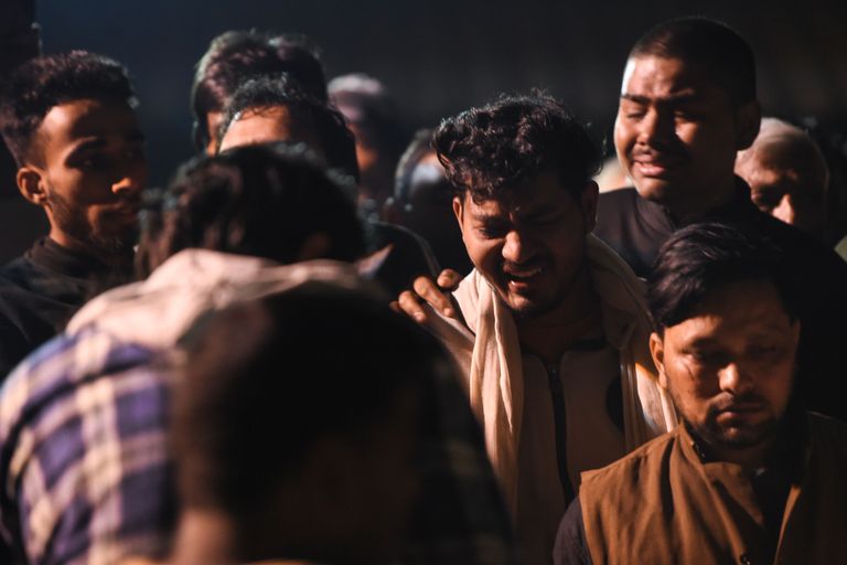 Sel nädalal New Delhi rahutustes hukkunud Rahul Thakuri (23) sugulased ja sõbrad enne surnu kremeerimist 27. veebruar 2020. 