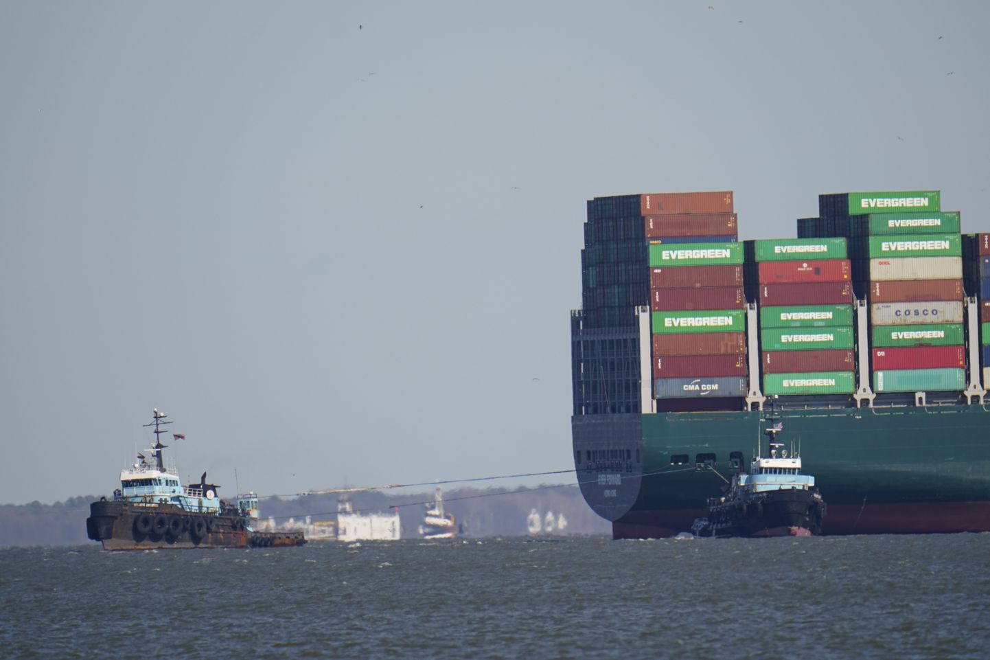 Pukserid Atlantic Enterprise ja Atlantic Salvor püüavad tõmmata madalalt lahti konteinerilaeva Ever Forward, mis sõitis USA-s Chesapeake lahel 13. märtsil laevateelt kõrvale ja jäi madalasse vette kinni. (AP Photo/Julio Cortez)