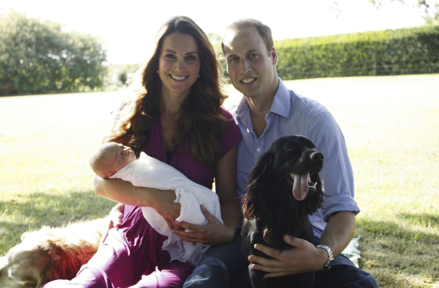 Kate Middleton, prints William, beebi George ja koer Lupo.