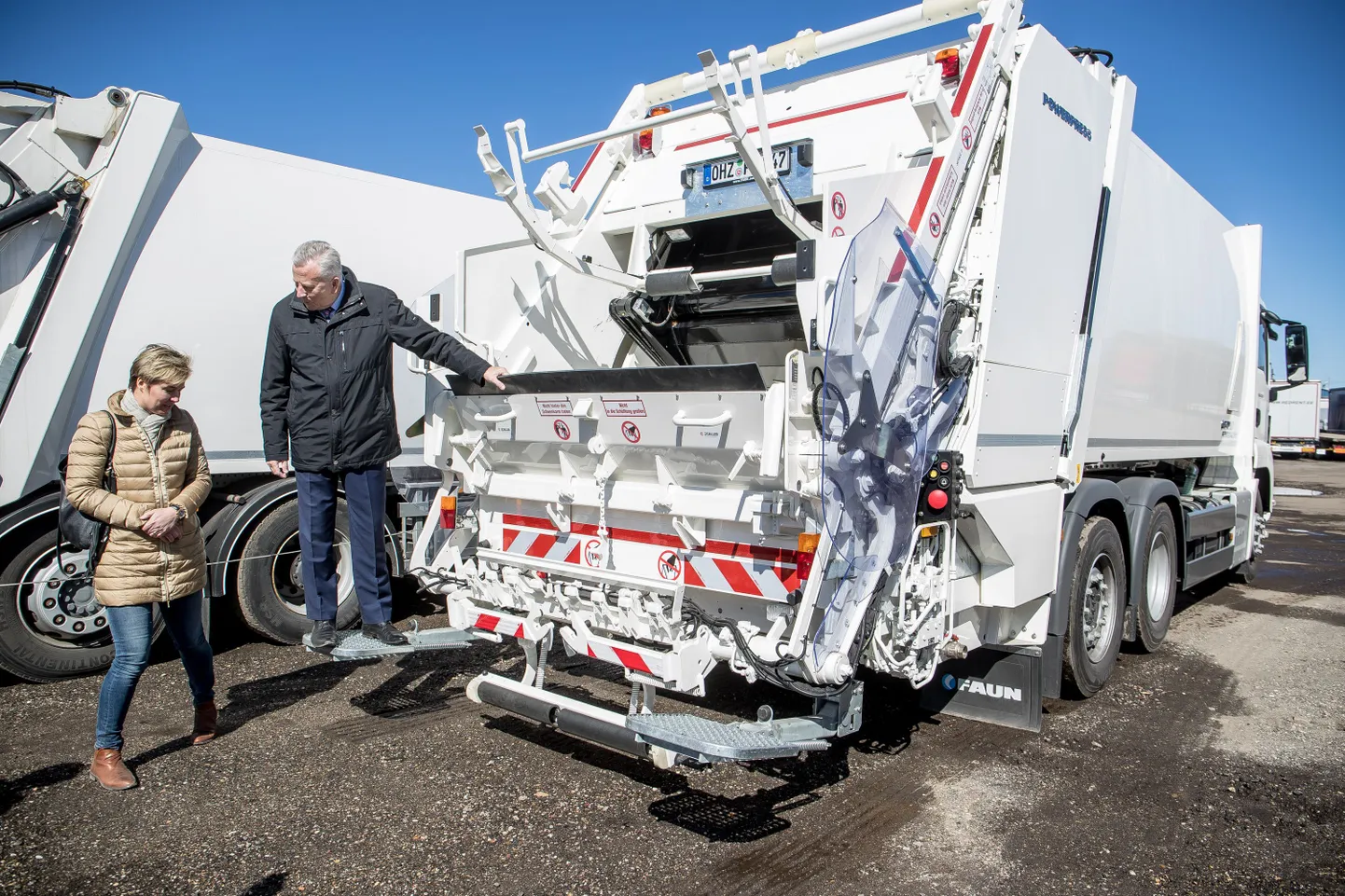 Руководитель Таллиннского центра вторичного использования мусора Кресту Тийтсоо и вице-мэр Арво Сарапуу недавно презентовали купленные для Таллинна машины по вывозу мусора.