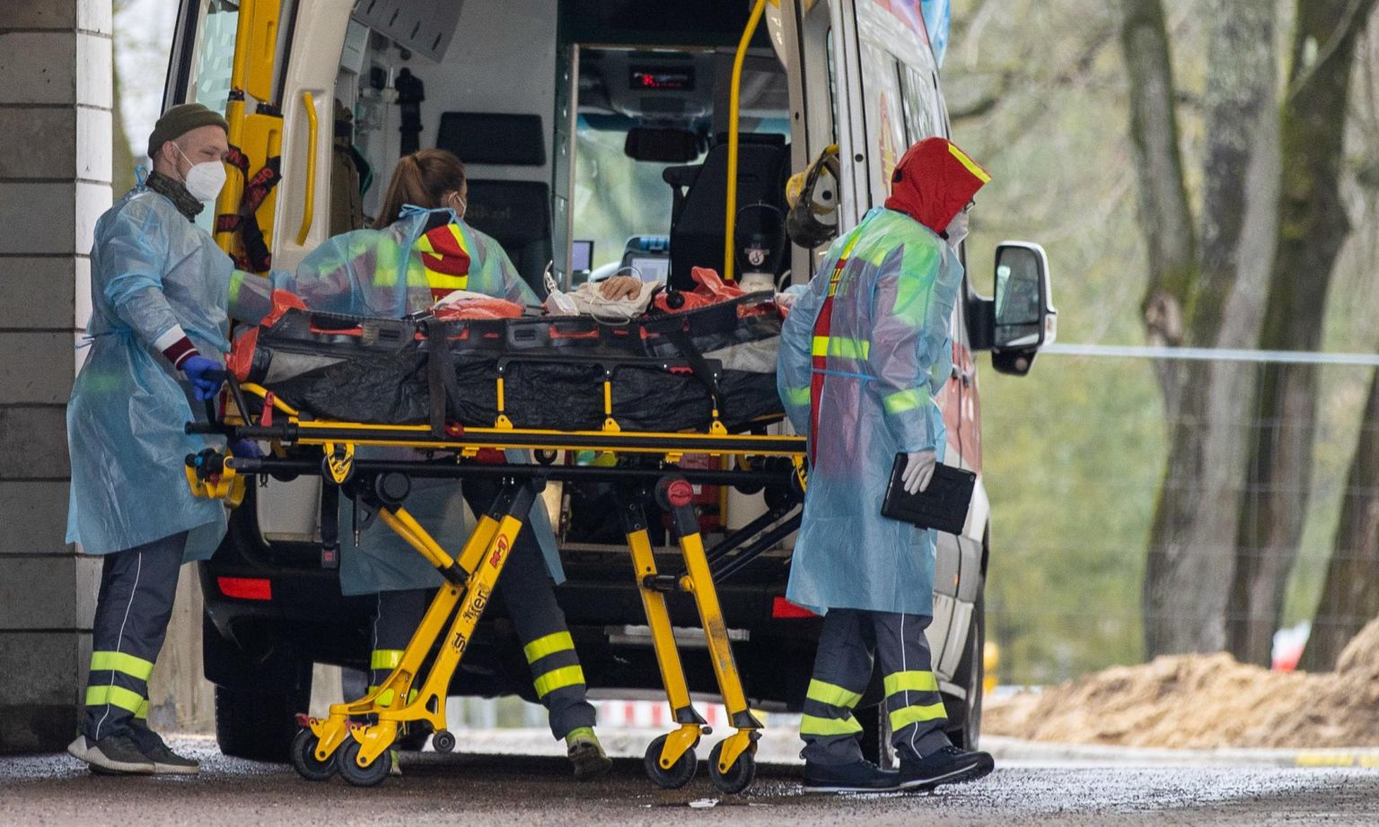 В марте прошлого года в госпитализации нуждалось такое количество людей, что у больниц выстраивались очереди из машин скорой помощи.