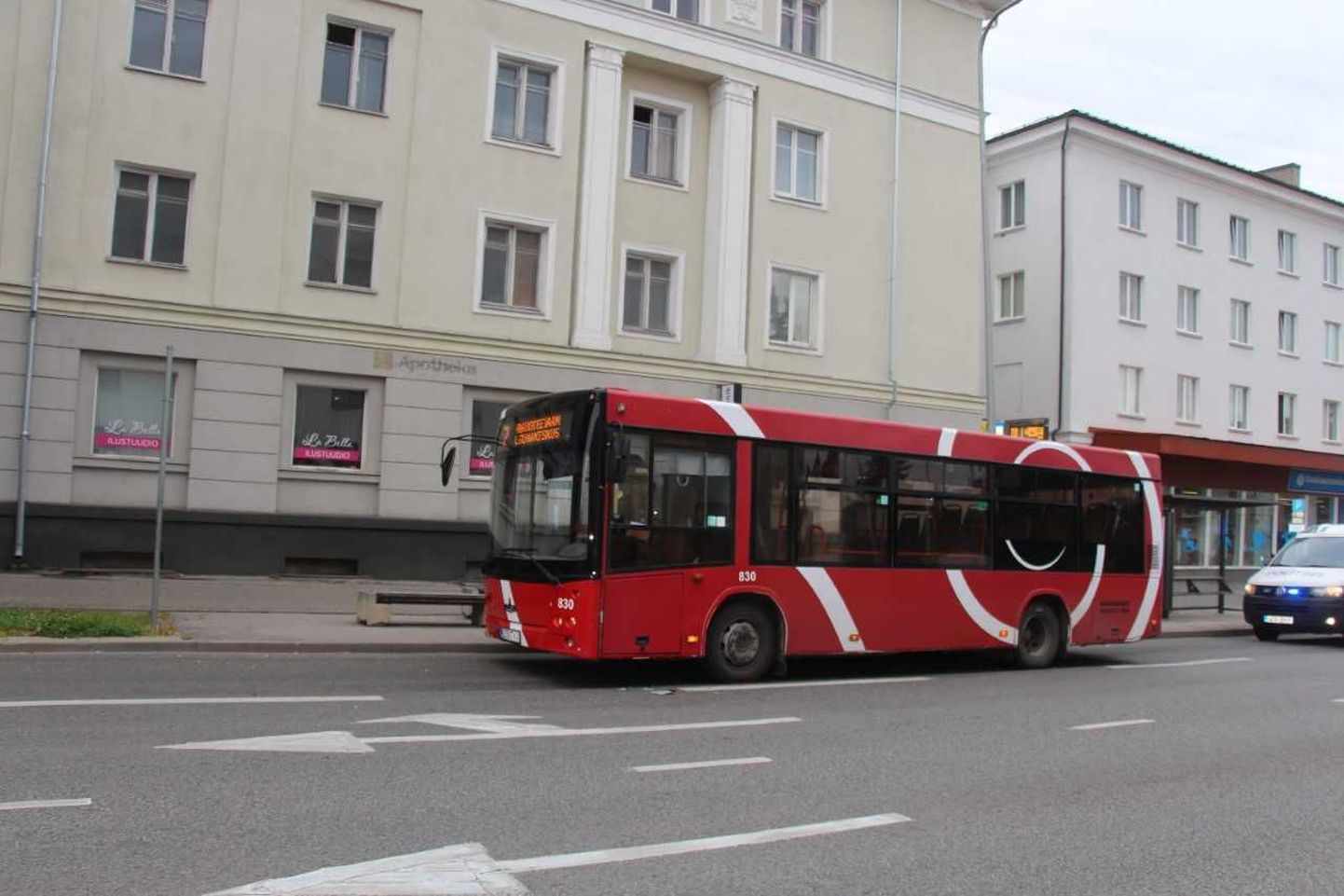 Seni kindlaks tegemata veoauto sõitis 2. septembri hommikul Riiamäe bussipeatuse juures peatunud linnaliinibussil küljepeegli maha.